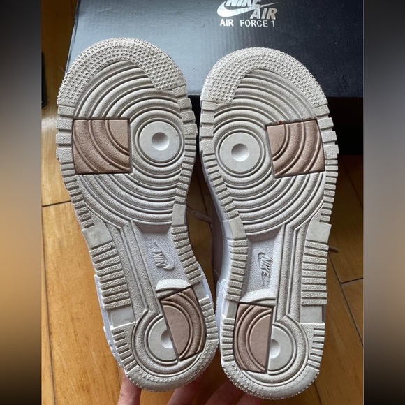 Air Force 1 Pixel - Picture 7 of 7